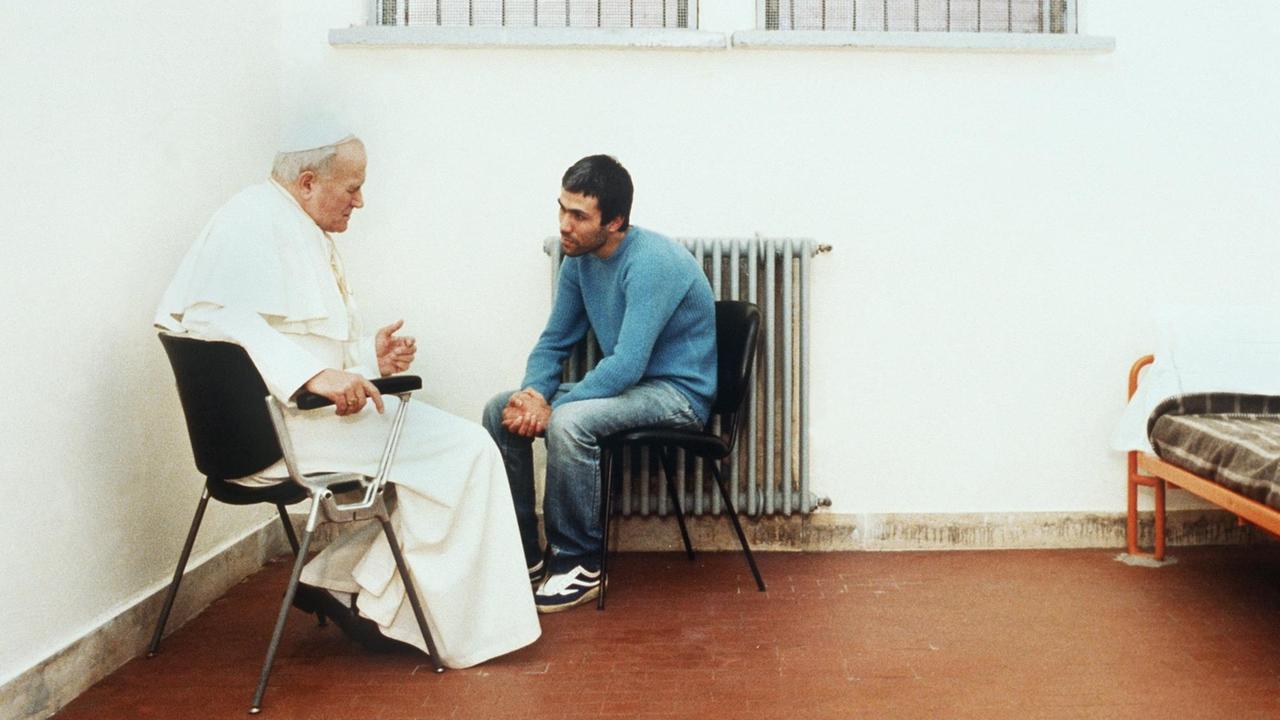 Papst Johannes Paul II. trifft am 27. Dezember 1983 im römischen Gefängnis Ribibbia mit seinem Attentäter, dem Türken Mehmet Ali Agca, zusammen.