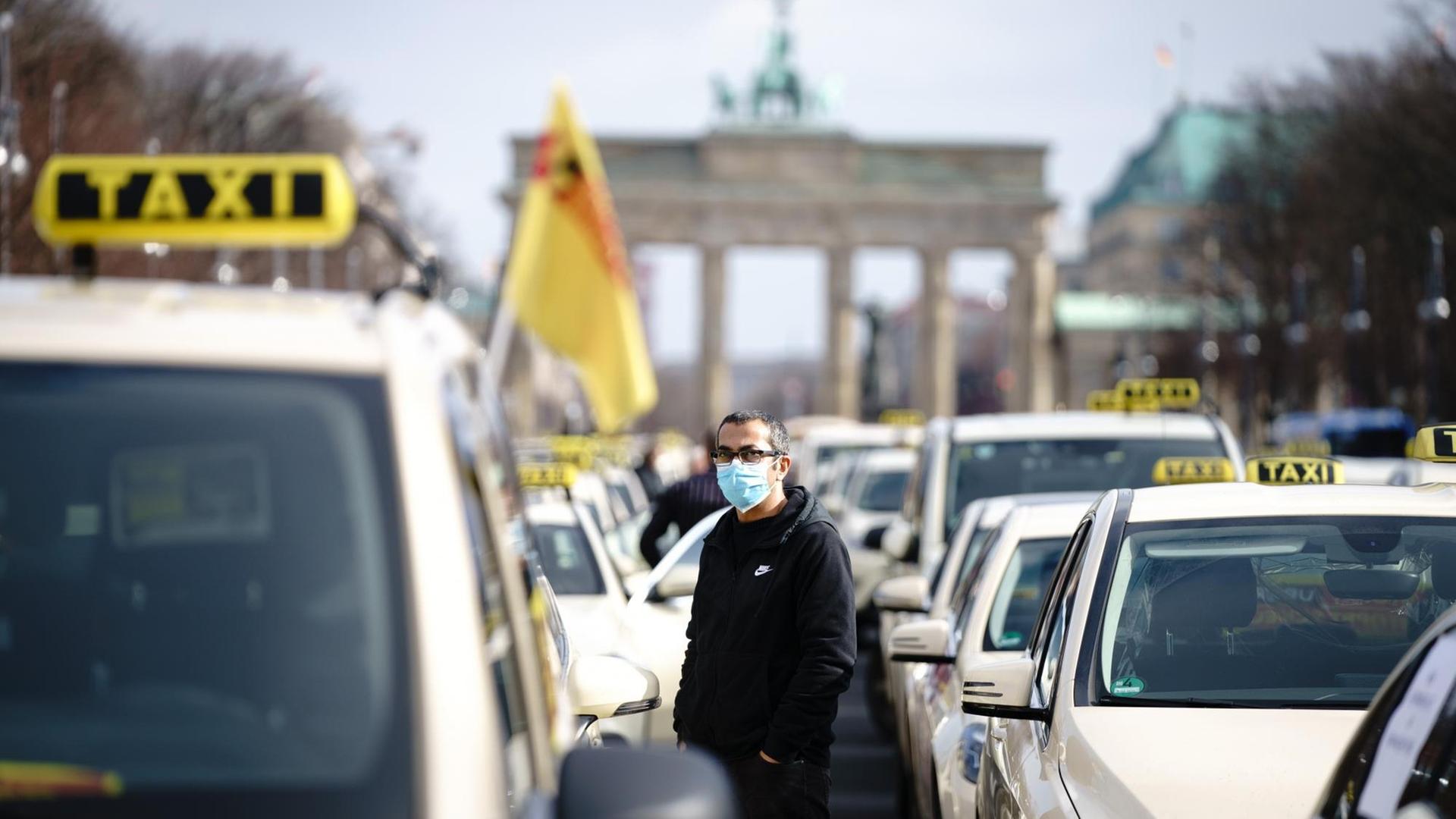 Taxifahrer protestieren gegen die Reform des Personenbeförderungsgesetzes am Brandenburger Tor.