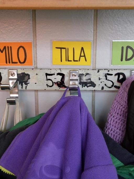 Kleiderhaken mit Namen von Kindern in einer Kita.