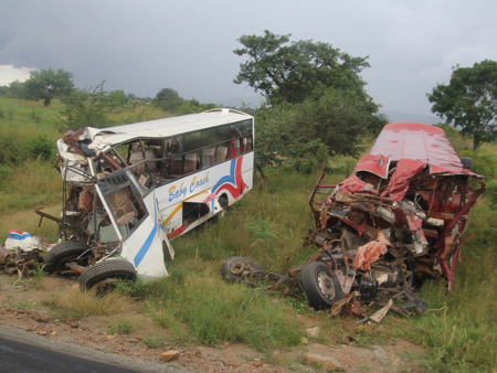 Wie aufgebahrt liegen zwei Buswracks hinter auf der südsudanesischen Seite der Grenze zu Uganda. Wie aufgebahrt liegen zwei Buswracks hinter auf der südsudanesischen Seite der Grenze zu Uganda.