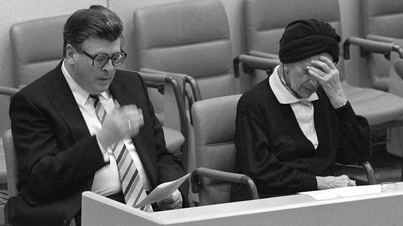 Philipp Jenninger (CDU) nach seiner Rede zum 50. Jahrestag der Reichspogromnacht am 10. November 1988 im Deutschen Bundestag. Rechts die sichtlich erschütterte Schauspielerin Ida Ehre.