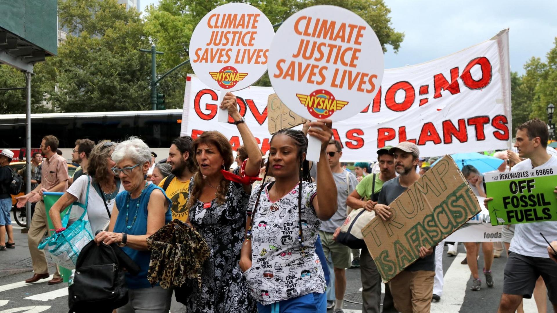 Vor dem Global Climate Action Summit (Weltklimagipfel) in San Francisco, zu dem Bürgermeister, Unternehmer und Vertreter der Zivilgesellschaft erwartet wurden, demonstrieren Klimaaktivisten für eine andere Politik.