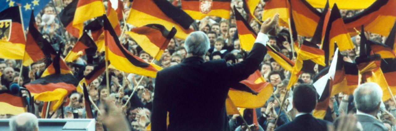 Helmut Kohl am 20. Februar 1990 vor einem Fahnenmeer in Erfurt.
