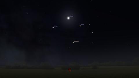 Hübsches Viereck in der Nacht: Der Mond bei Mars, Saturn und Antares