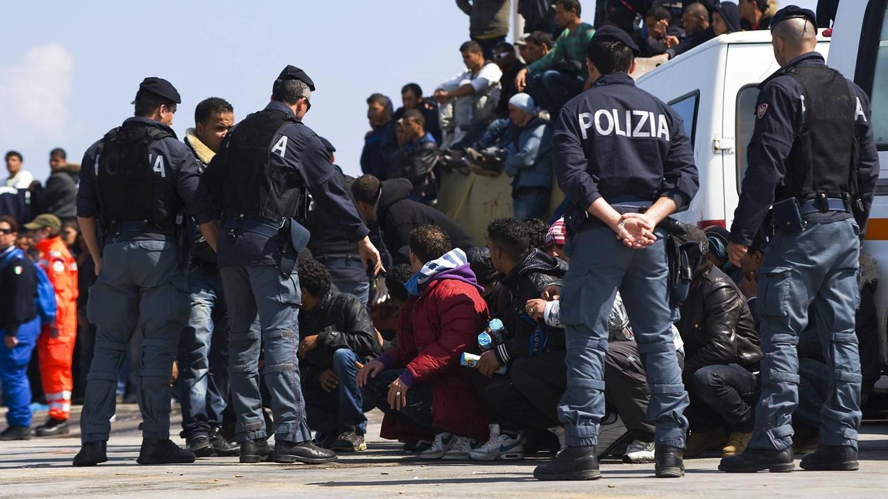 Flüchtlinge und Polizisten auf Lampedusa - Deutschland habe sich gegenüber Italien unsolidarisch verhalten, behauptet Julian Nida-Rümelin