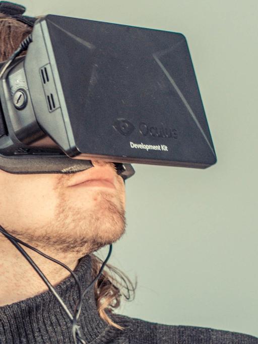 Ein Mann trägt die Datenbrille Oculus Rift