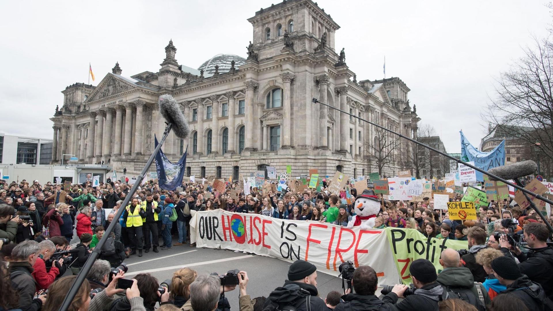 Die Demonstration "Fridays for Future" zieht mit einem Banner, auf dem "Our House Is On Fire" steht, am Reichstag Ende März vorbei.