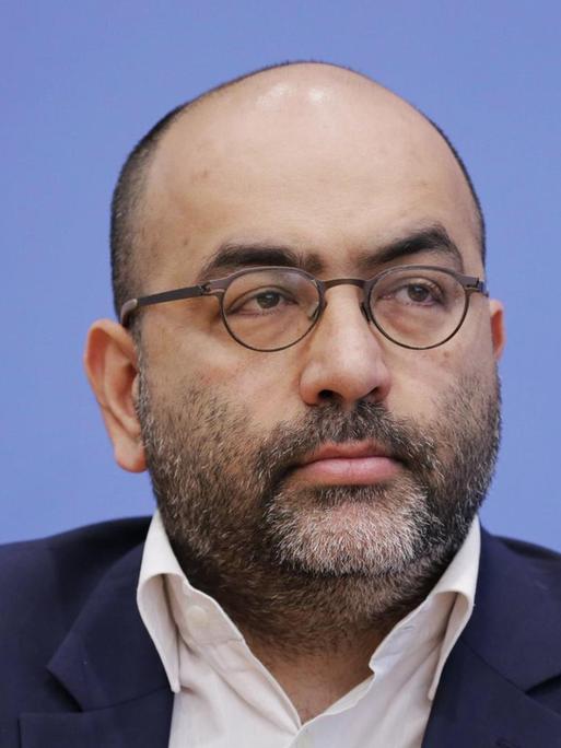 Portrait des Politikers Omid Nouripour (Grüne) während der Bundespressekonferenz zum Thema Iran-Abkommen, 2018 in Berlin.
