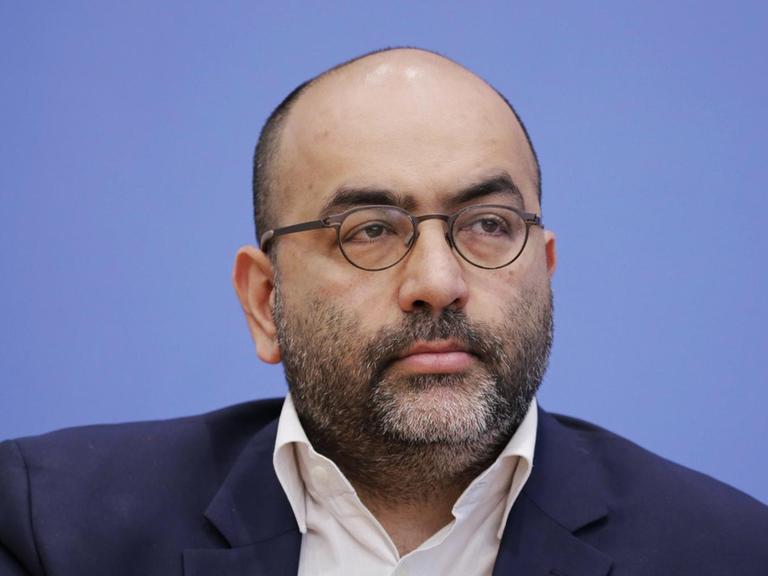 Portrait des Politikers Omid Nouripour (Grüne) während der Bundespressekonferenz zum Thema Iran-Abkommen, 2018 in Berlin.