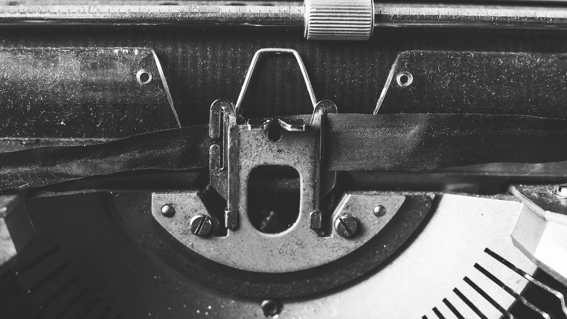 Der Blick auf das Farbband einer Schreibmaschine