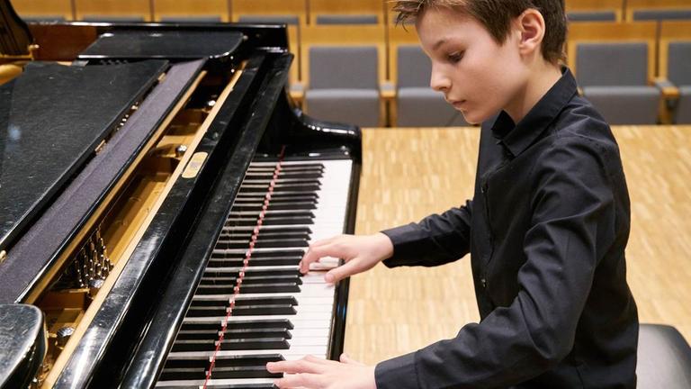 Simon Haje, ein junger Pianist, der am Julius-Stern-Institut gefördert wird.