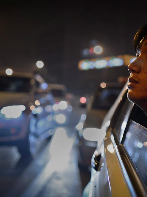 Ein 19-jähriger Sex-Arbeiter schaut aus einem Taxi-Fenster - aufgenommen in Changsha, China