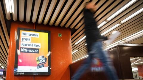 Ein Passant läuft an dem Plakat des Projekts #RespektBW vorbei