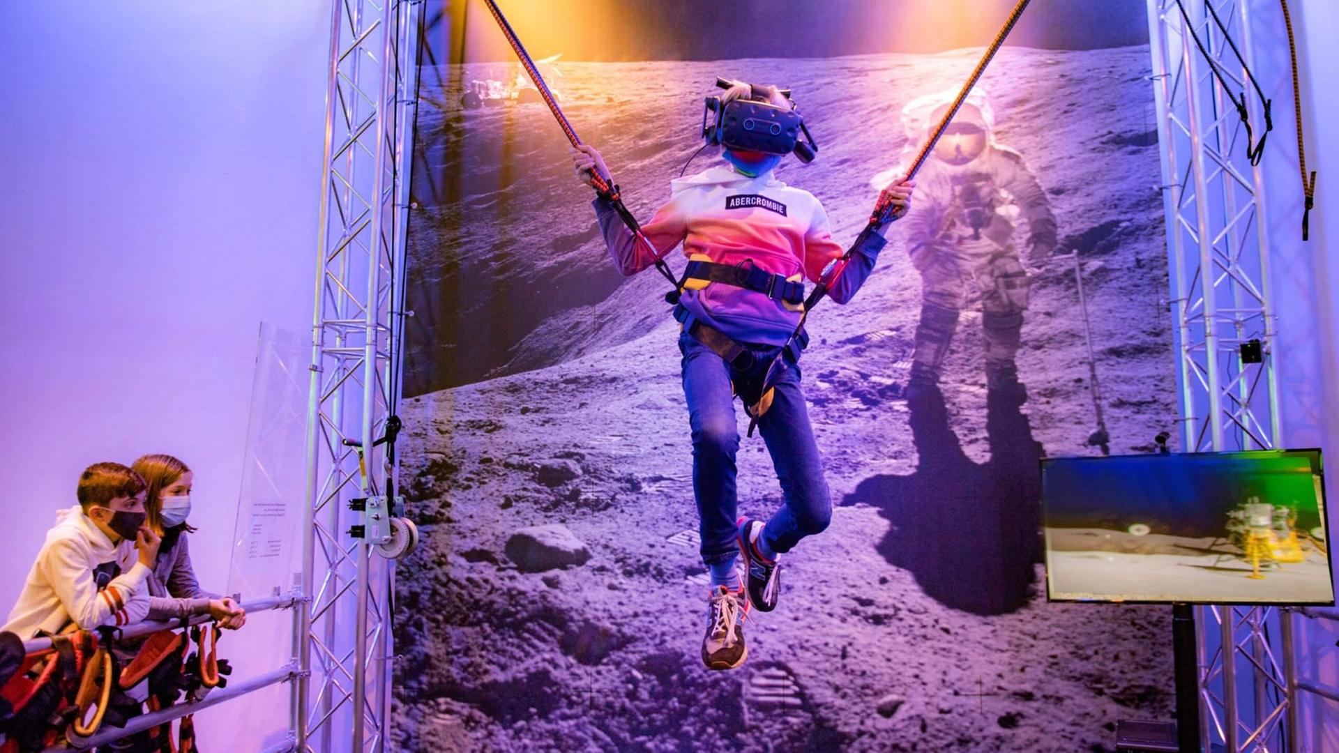 Hallo Mond, hier Bremen: Mit Hilfe einer VR-Brille lässt sich ganz entspannt über die Mondoberfläche hüpfen