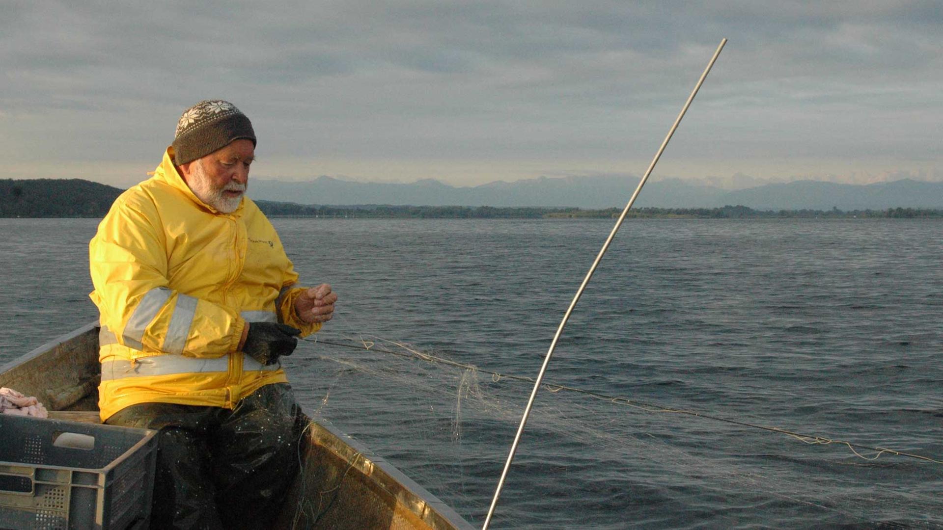 Wetterfest: Der Fischer Klaus Marx bei der Arbeit auf dem Ammersee