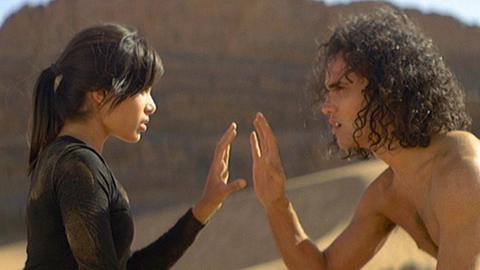 Elaheh (Freida Pinto) und Afshin (Reece Ritchie) im Film "Wüstentänzer"