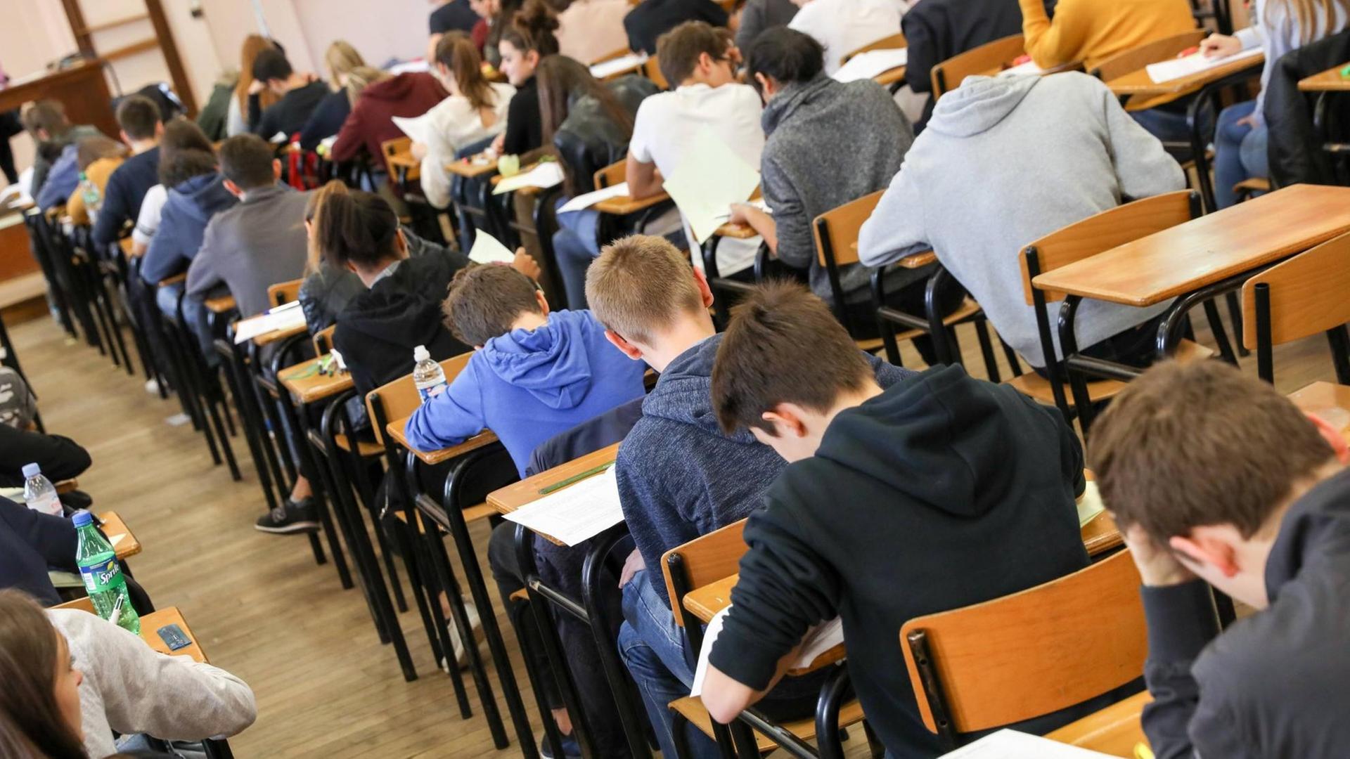 Schüler bei einer Prüfung in Lille