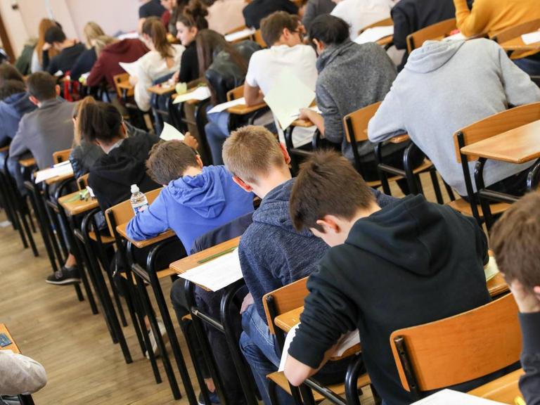 Schüler bei einer Prüfung in Lille