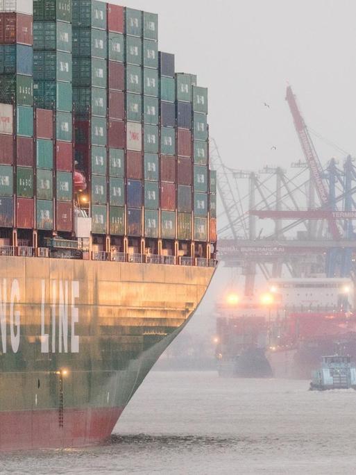 Das größte Schiff der Welt, die "CSCL Globe" der Reederei China Shipping Group läuft von Schleppern begleitet in den Hafen in Hamburg ein, aufgenommen 2015.