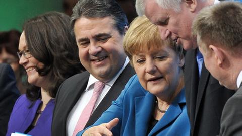 Andrea Nahles, Sigmar Gabriel, Angela Merkel und Horst Seehofer blättern im Koalitionsvertrag