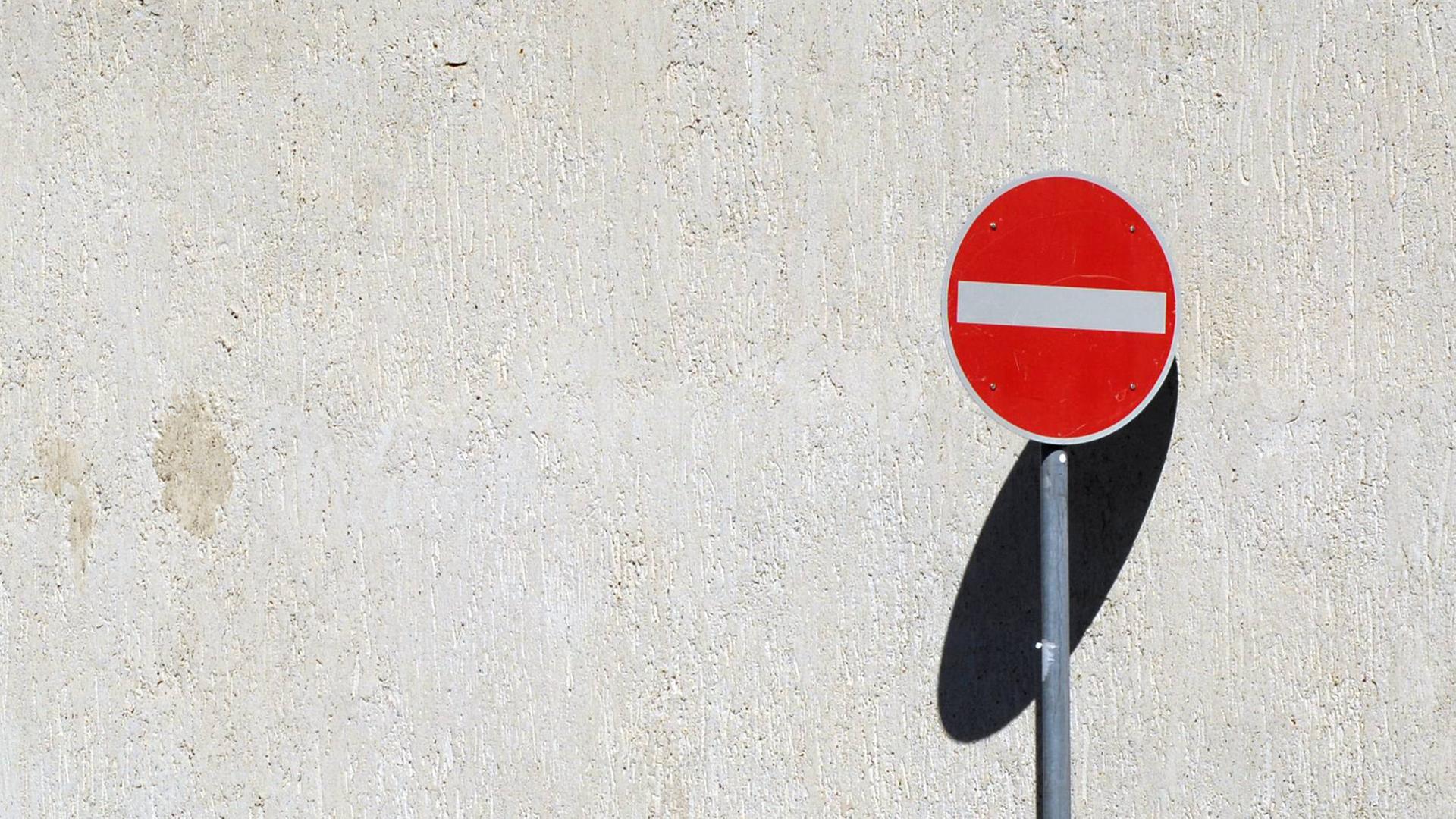 Ein "Verboten"-Schild an einer leeren Wand