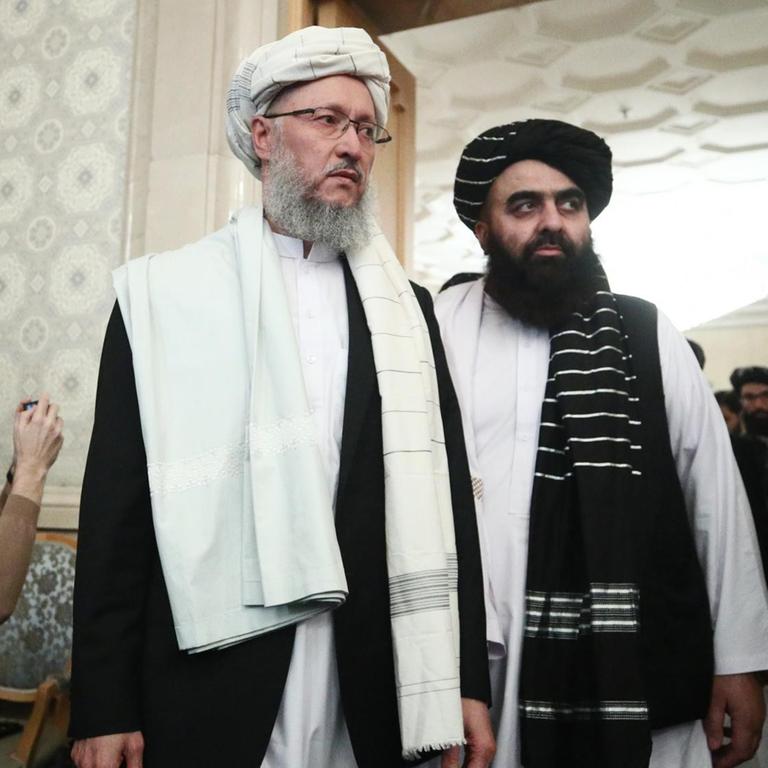 Vertreter der Taliban, der amtierende Außenminister Amir Khan Muttaqi und der stellvertretende Ministerpräsident Abdul Salam Hanafi, beim Treffen des Moskauer Formats zur Lage in Afghanistan