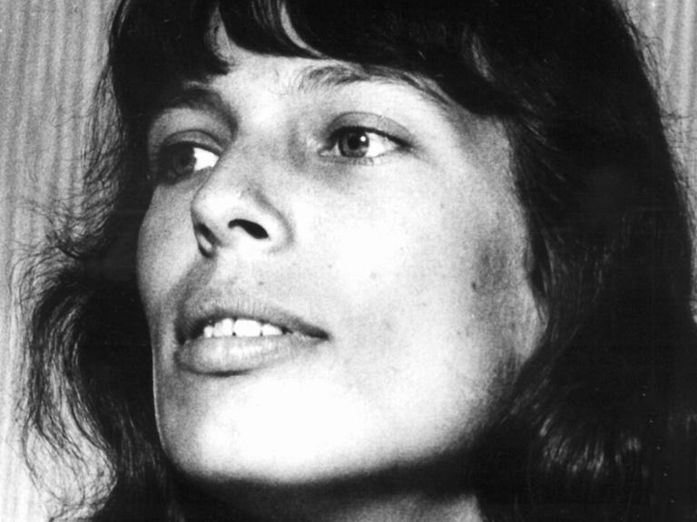 Eine Schwarz-Weiß-Fotografie zeigt ein Porträt der Schriftstellerin Helga M. Nowak.