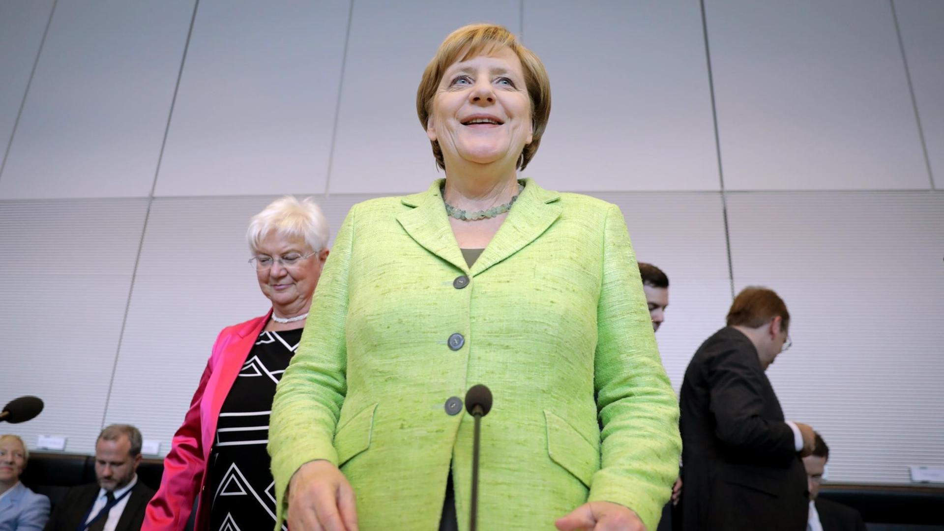 Bundeskanzlerin Angela Merkel (CDU) nimmt am 27.06.2017 in Berlin an der Unions-Fraktionssitzung im Bundestag teil.