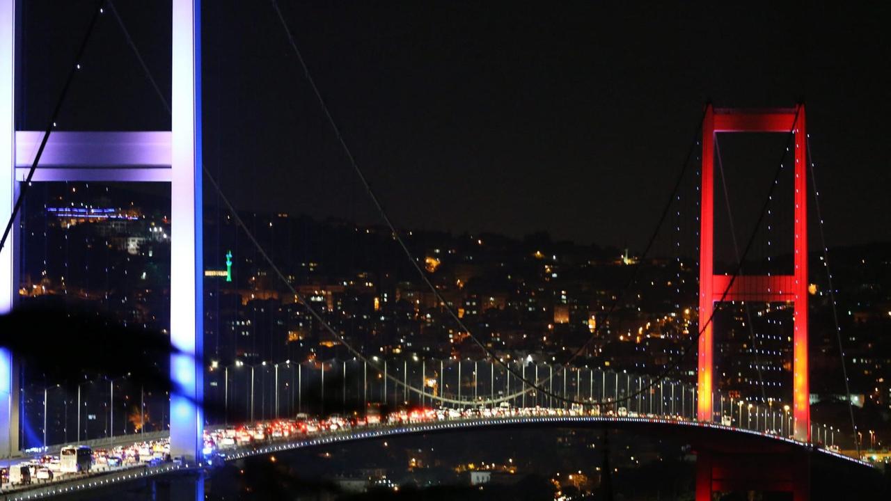 Der Tag des Pusches 2016: Die Brücke über den Bosporus in Istanbul wird von Soldaten und Militärfahrzeugen blockiert