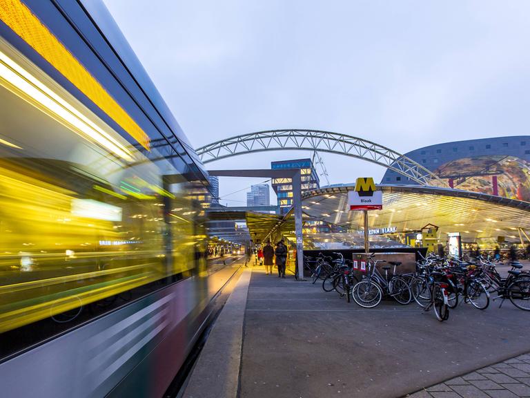 Der unter- und oberirdische Bahnhof Blaak im Zentrum Rotterdams.