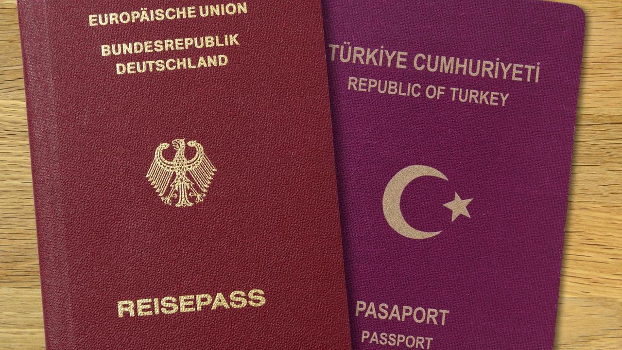 Ein deutscher und ein türkischer Pass liegen nebeneinander.