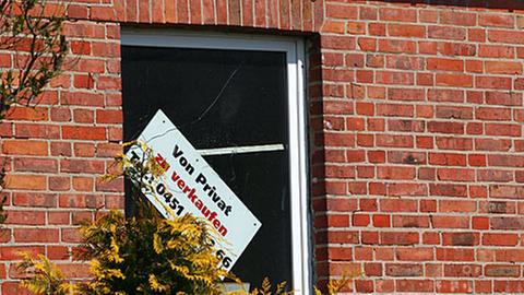 Ein Schild "Von Privat zu verkaufen" hängt an einem Fenster