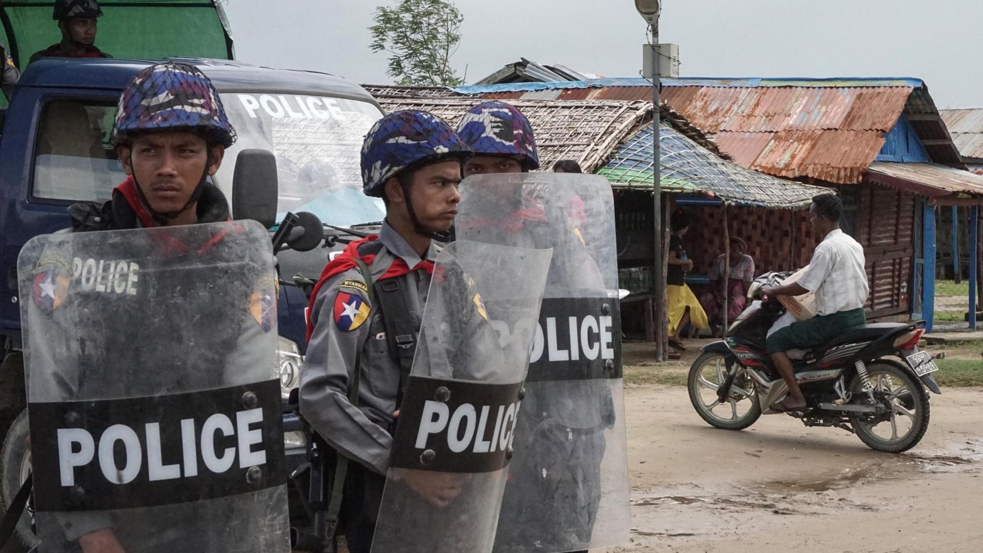 Polizisten bewachen ein Flüchtlingslager in Sittwe, Myanmar am 1.9.2017