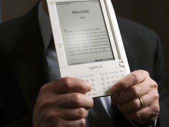 Mit dem Amazon Kindle kann amn elektronische Bücher (E-Books), Zeitschriften und Zeitungen (E-Papers) lesen.