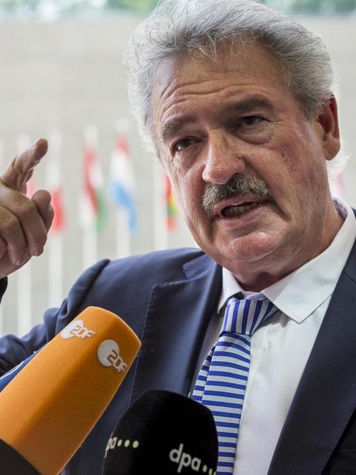 Luxemburgs Außenminister Jean Asselborn vor Mikrofonen
