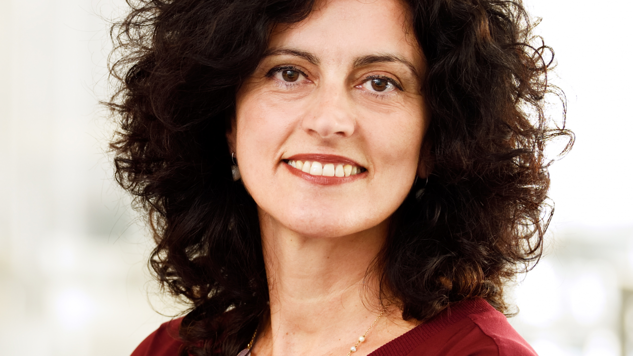 Evangelia Demerouti hat braune locken und lacht freundlich.