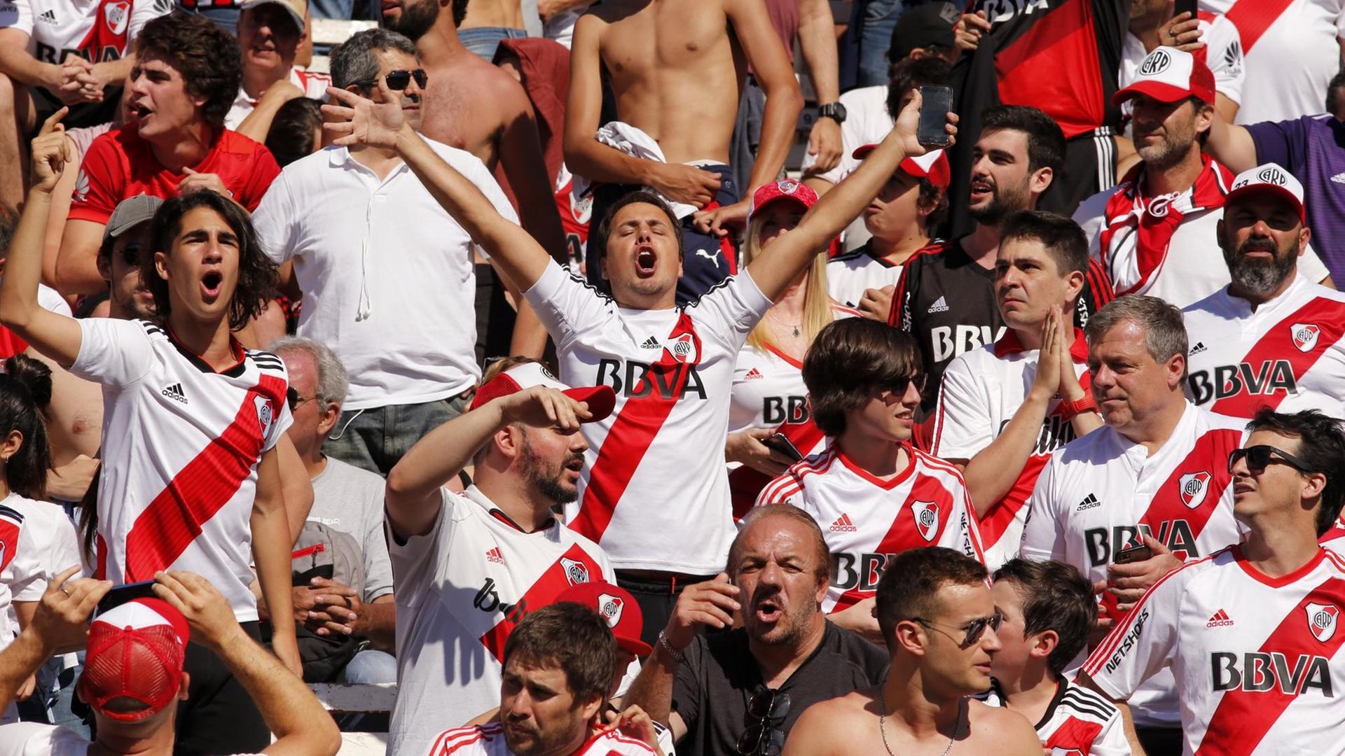 Rückspiel des Finales der Copa Libertadores - River-Fans im Stadion