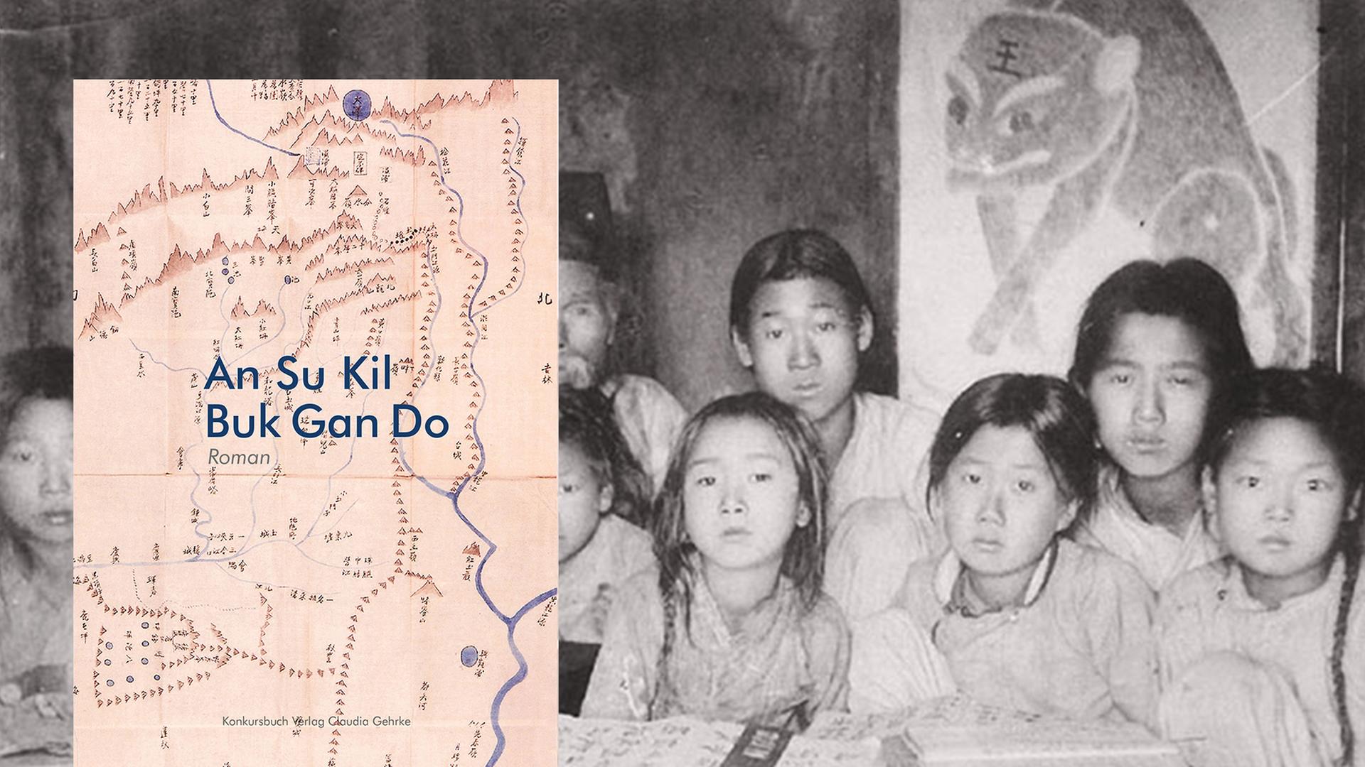Im Vordergrund ist das Buchcover "Buk Gan Do". Das Bild im Hintergrund zeigt, eine historische Aufnahme von Schulmädchen in einem Klassenzimmer in der Mandschurai.
