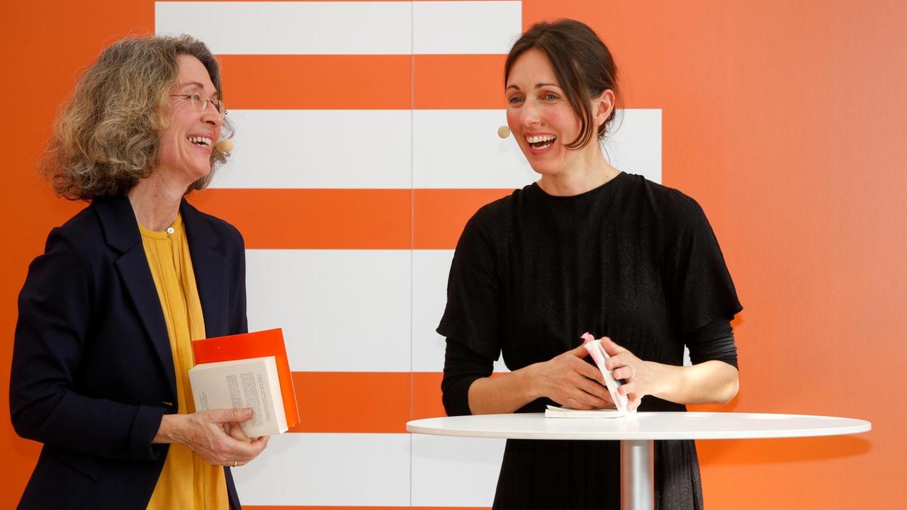 Daniela Krien (r.) im Gespräch über ihr Buch "Die Liebe im Ernstfall" beim "Bücherfrühling von Deutschlandfunk Kultur mit der Moderatorin Dorothea Westphal auf der Leipziger Buchmesse 2019