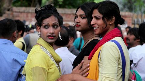 Zwei geschminkte indische Hijras in bunte Stoffe gekleidet. In Indien sind die Hijras seit 2014 als drittes Geschlecht offiziell anerkannt.