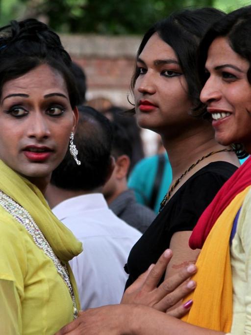 Zwei geschminkte indische Hijras in bunte Stoffe gekleidet. In Indien sind die Hijras seit 2014 als drittes Geschlecht offiziell anerkannt.