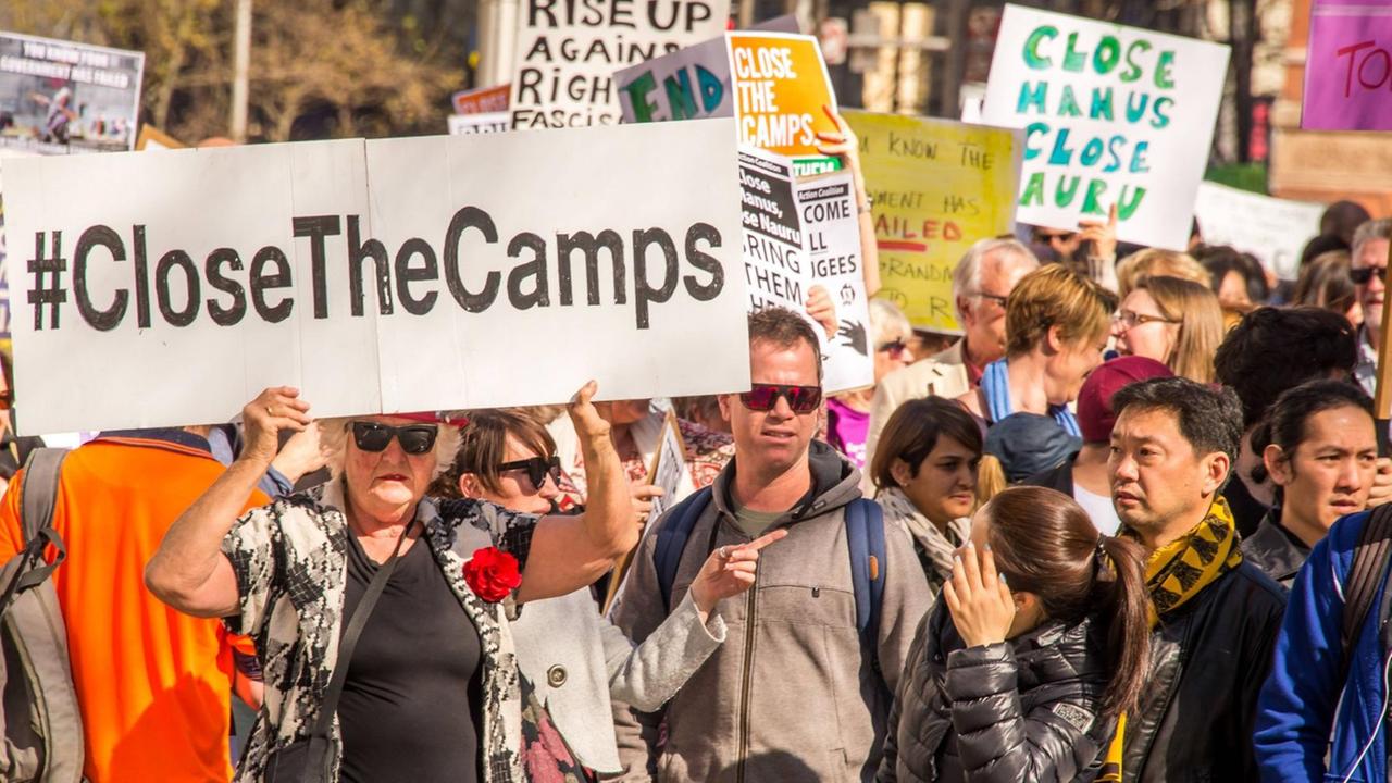 Demonstranten fordern in Australien die Unterbringung von Asylsuchenden und Flüchtlingen auf dem Festland und die Schließung der Lager auf den pazifischen Inseln Nauru und Manus
