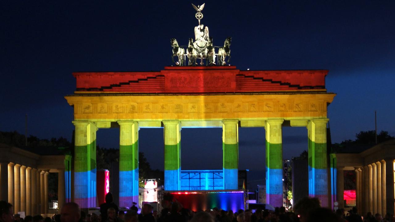 Im Rahmen einer Mahnwache "Berlin for Orlando" wird das Brandenburger Tor in Regenbogenfarben zum Gedenken an die Opfer in Orlando in Berlin angestrahlt.