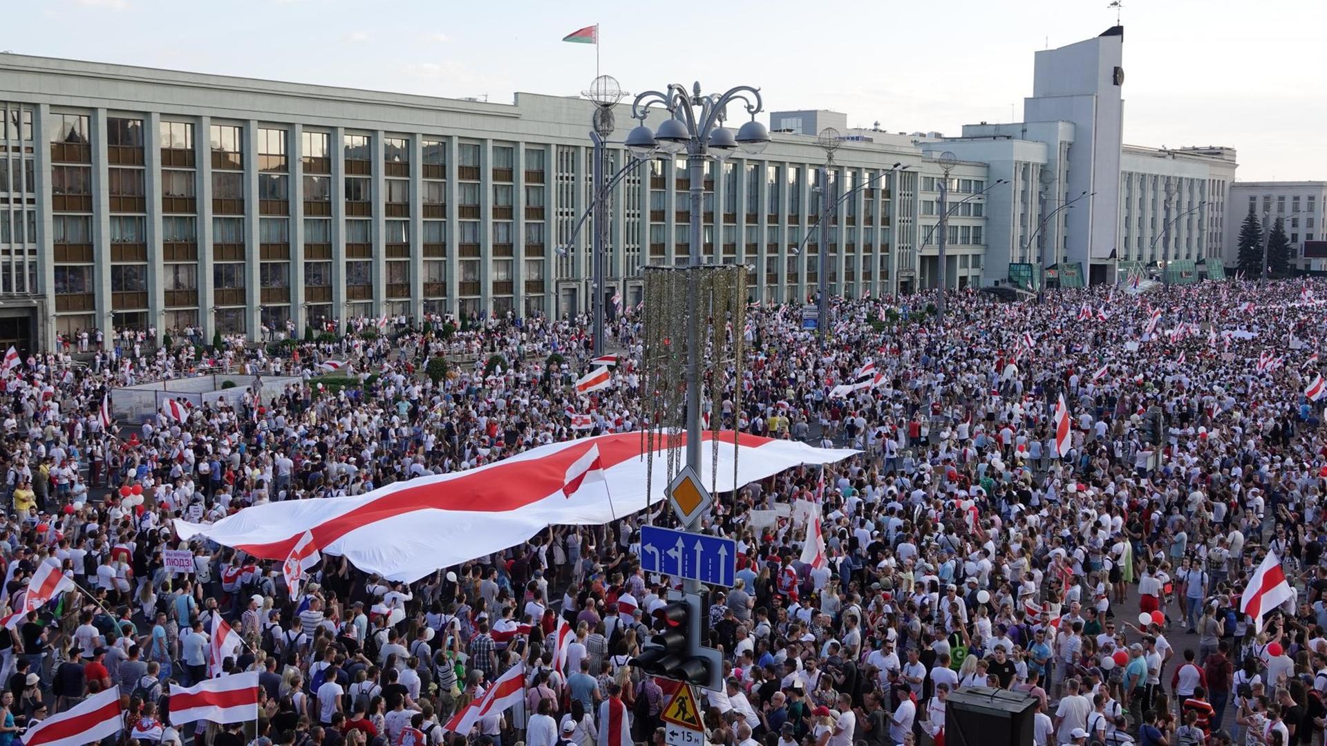 Menschen in dem Land Belarus protestieren gegen die Regierung.