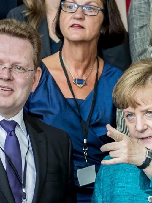 Merkel posiert in Berlin mit Hollstein und weiteren Preisträgern