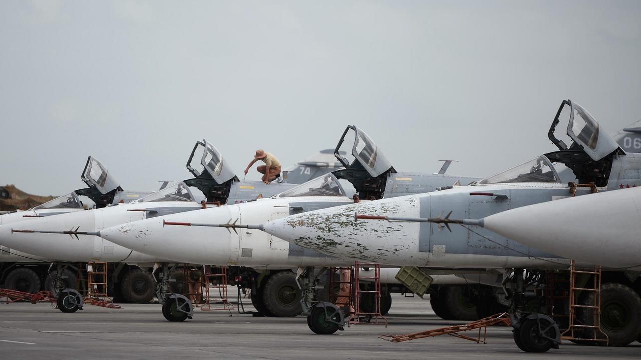 Russische Sukhoi Su-24 auf dem Luftwaffensützpunkt Khmeimim in Syrien
2839869 05/04/2016 Russian Sukhoi Su-24 planes at the Khmeimim airbase in Syria. Maksim Blinov/Sputnik |