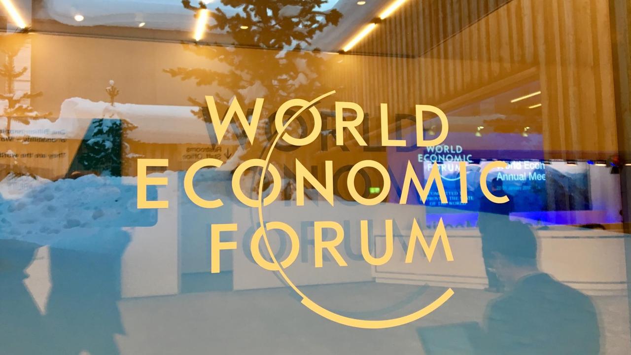 Blick auf eine Fensterscheibe mit dem Logo des Weltwirtschaftsforums. 
