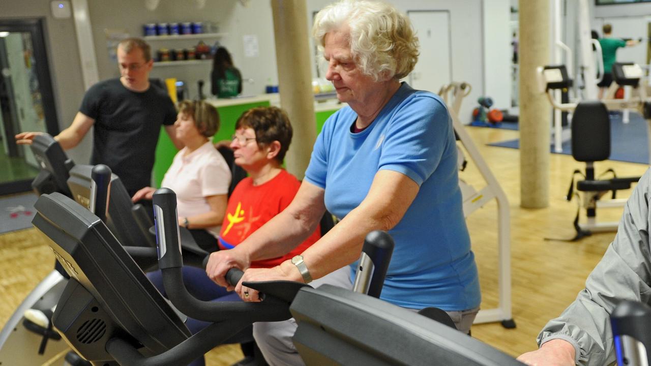 Vier Senioren trainieren am 23.01.2014 in Kassel (Hessen) auf dem Ergometer.