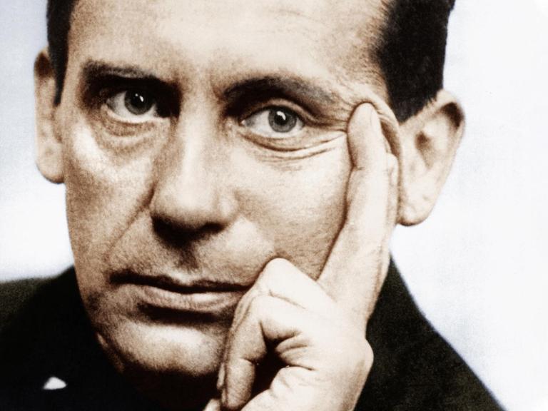 Fotografie von Walter Gropius, der leicht zur Seite schaut.