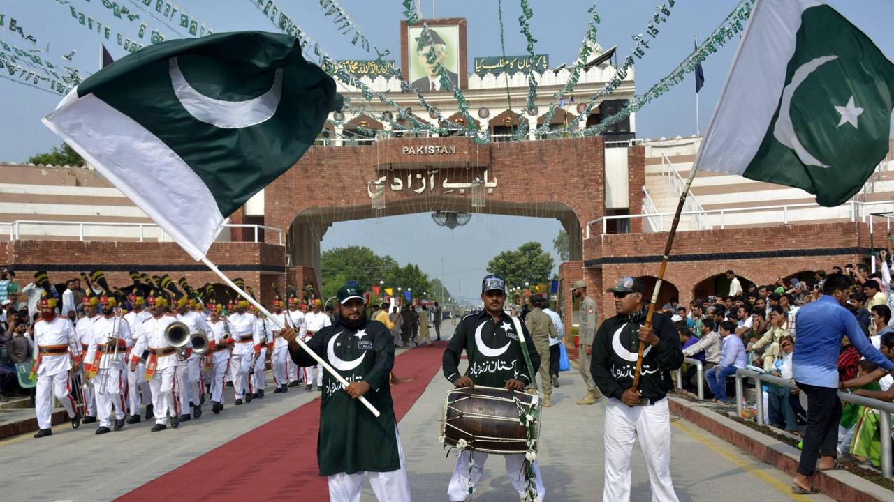 Pakistanis feiern am 14. August die Unabhängigkeit von britischer Herrschaft im Jahr 1947. Zeremonie mit Fahnen und Militärparaden an der pakistanisch-indischen Grenze in Wagah.